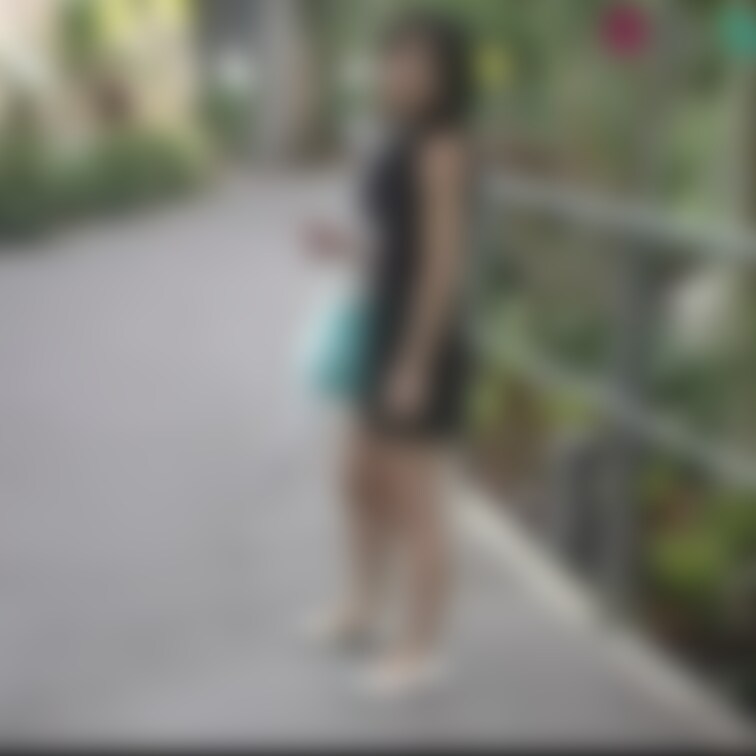 地元近くの某テーマパークみたいな公園です。ミニワンピで園内へ入っていきます。