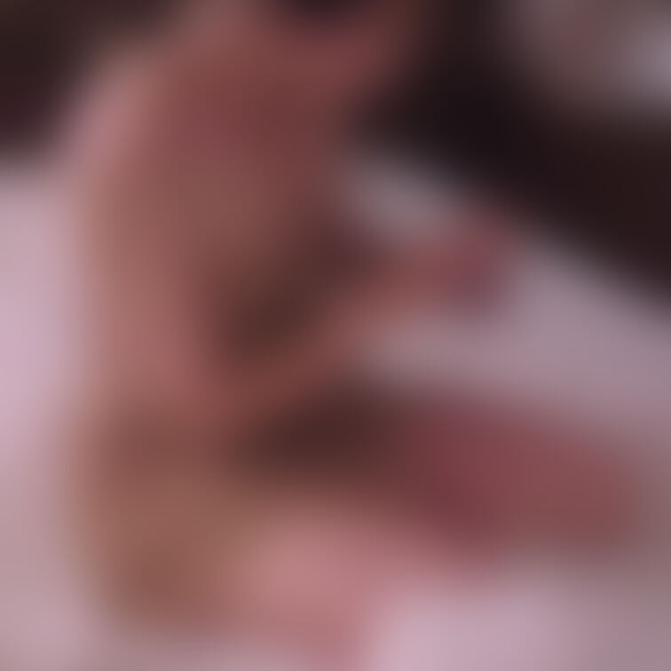 ホテルで撮られた写真🤣
ちなみにこれはえっちが終わってシャワー浴びてベッドに着いた時の😗
顔のぼかし無しは得得プラン