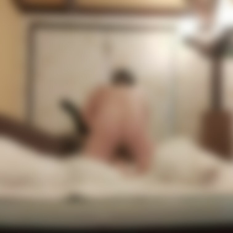 撮影中に我慢できず撮影者さんとセックスを始めてしまいました…
大好きな種付けプレスされていっぱい悦んじゃってます♡