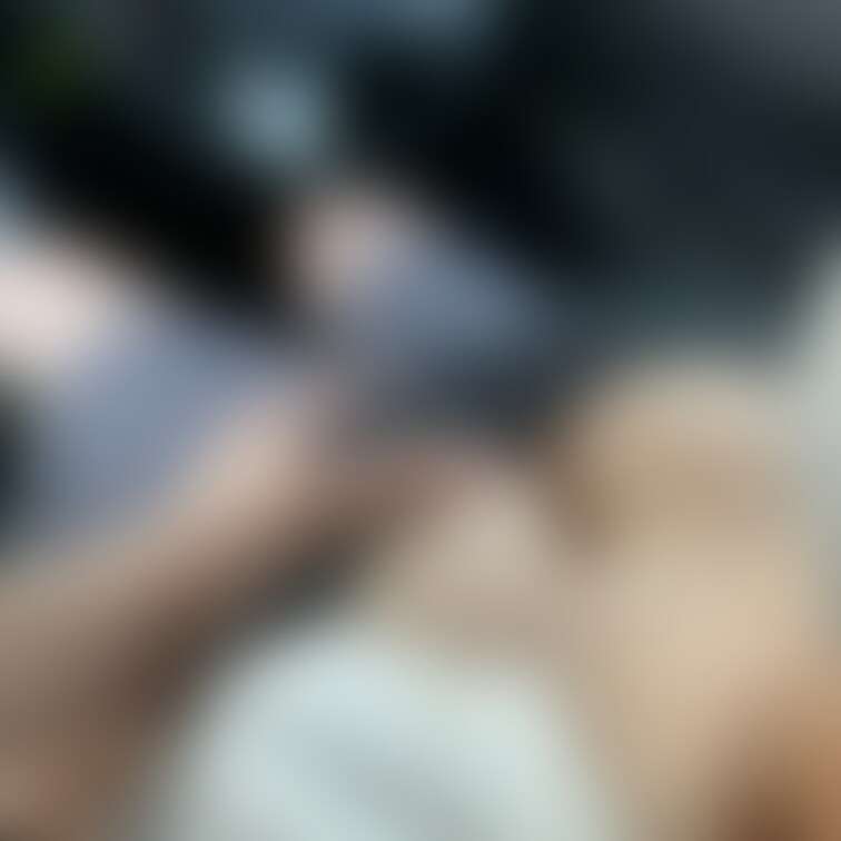 ○○○親のおっぱいがデカくてついつい揉んでしまう

この服装でショッピングモール歩かせてるので周りの人たちにいつも見