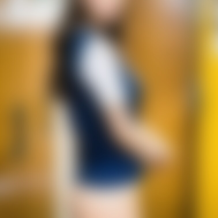 ロッカールームで着替えてる美女を覗き見したらモロバレでこっちガッツリ見られてるけど逆に興奮しちゃった🤤❤️