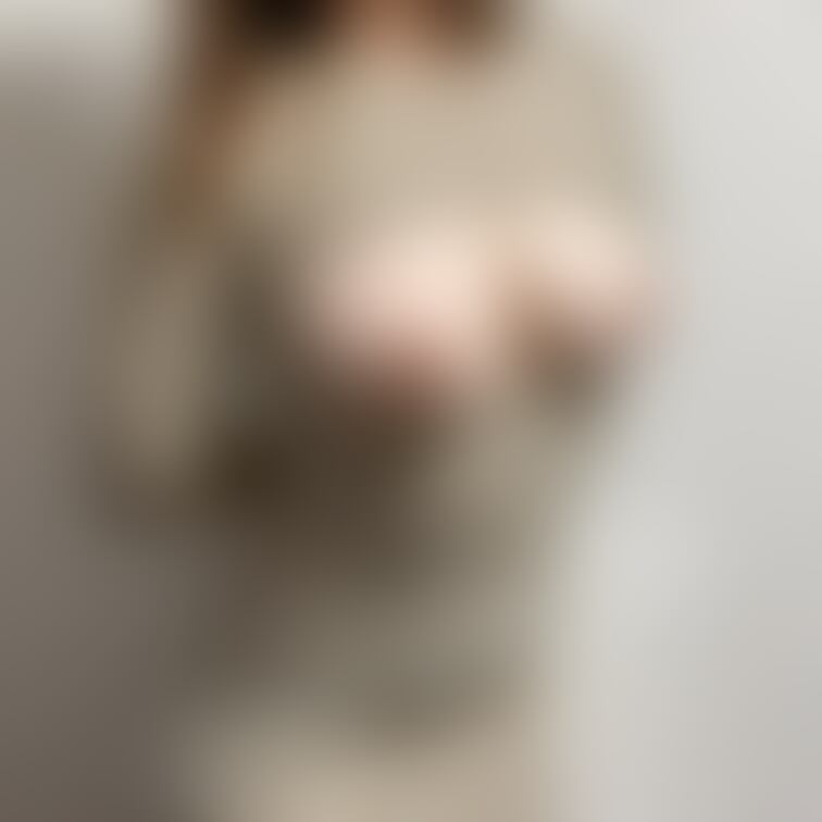 会社にタイトワンピで出社しました...
やっぱり胸の隙間から胸が溢れ出てしまって、取り出して乳首も丸見えにしてしまいま