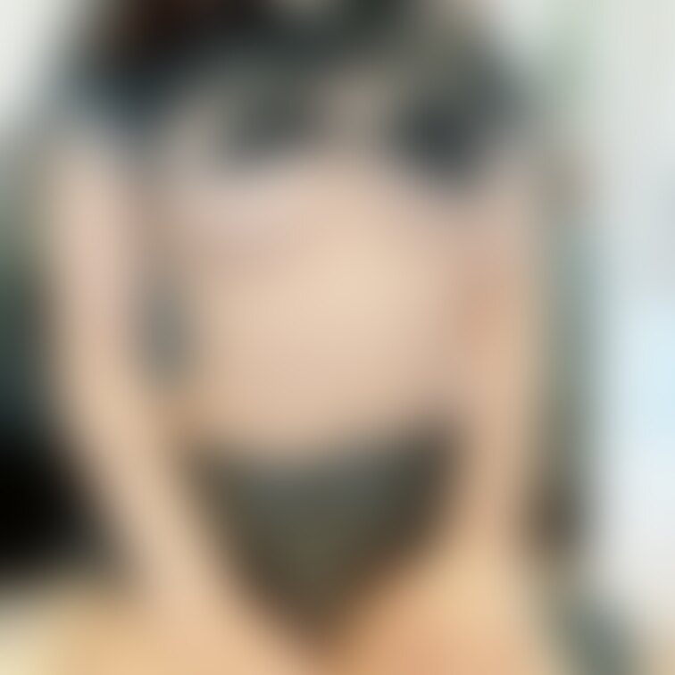 裸より恥ずかしいこのコスプレ...
スカート短すぎだし、ビキニも乳首みえちゃうよ...
誰か来たらどうしようって