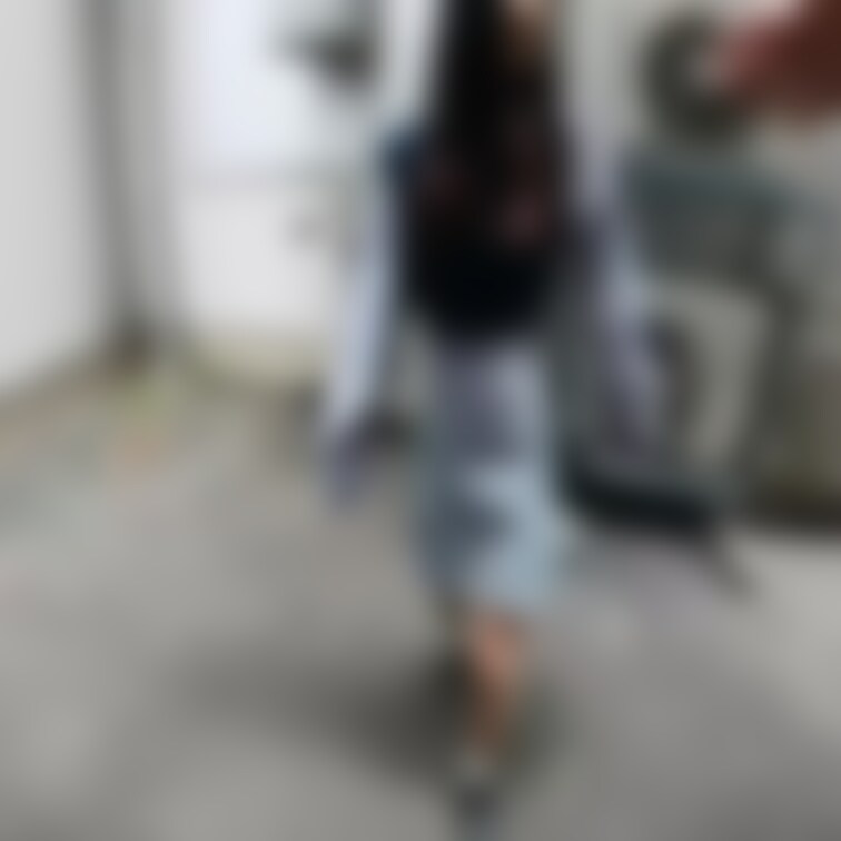 小顔で可愛い大学生による野外フェラ抜きです。場所は関西地方のとある駅前マンションの死角ポイントにて個人撮影。
丁寧に舐