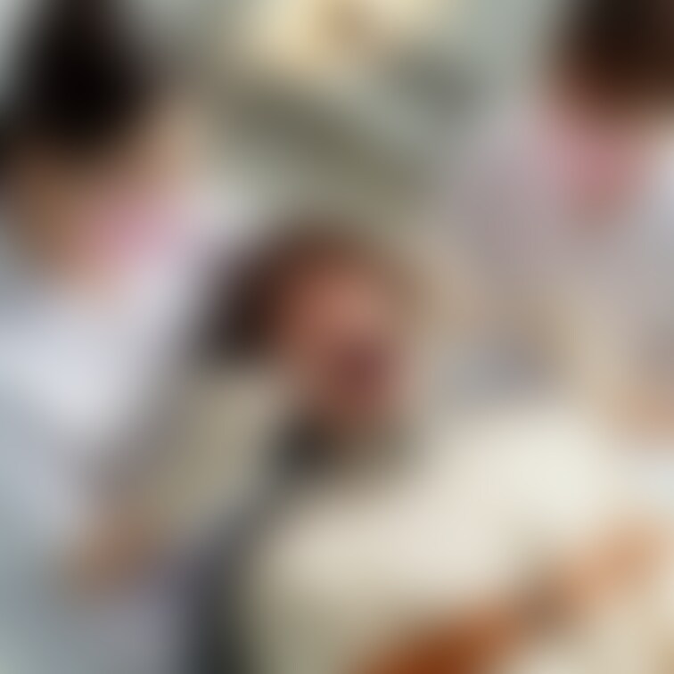 歯科衛生士、○○○束、開口器、歯科医院、歯科治療、涙目、○○○、マスク、ゴム手袋、白衣