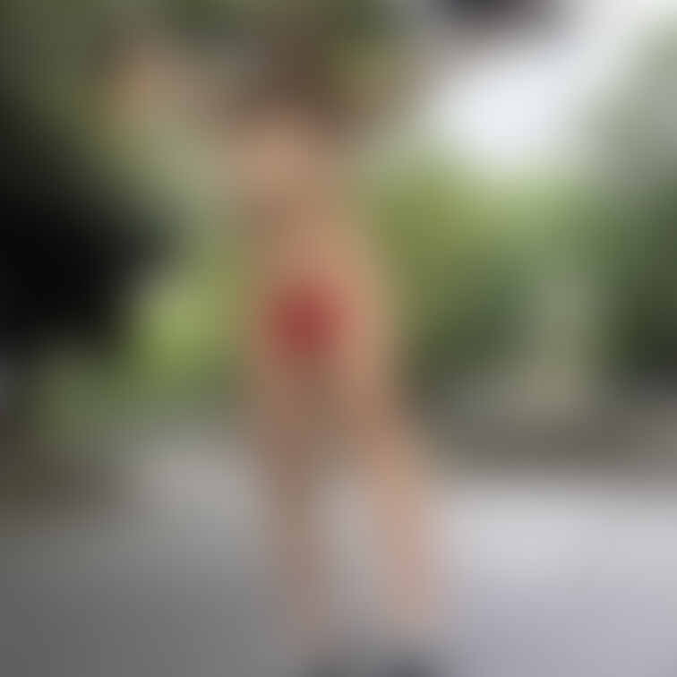 昼下がりの公園痴女シリーズです🌹