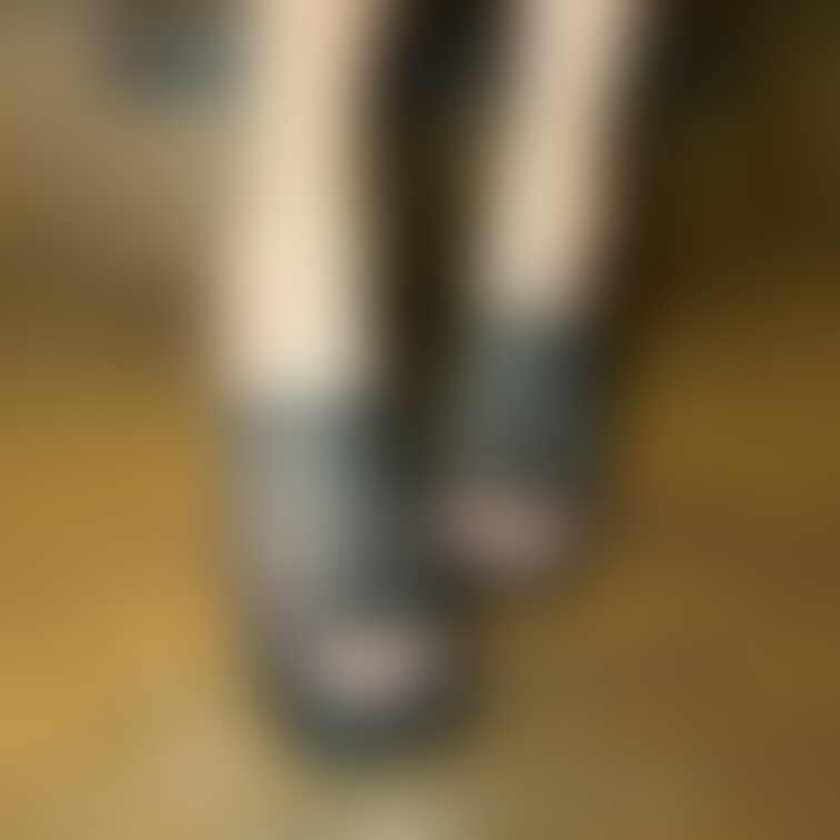 生足サンダルの写真を5枚アップです。サンダルは黒の透け透けなメッシュタイプですね。アングル似ているのでインスタに投稿しよ