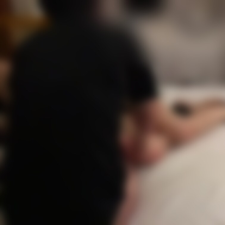 男性の手と妻の手に注目して下さい