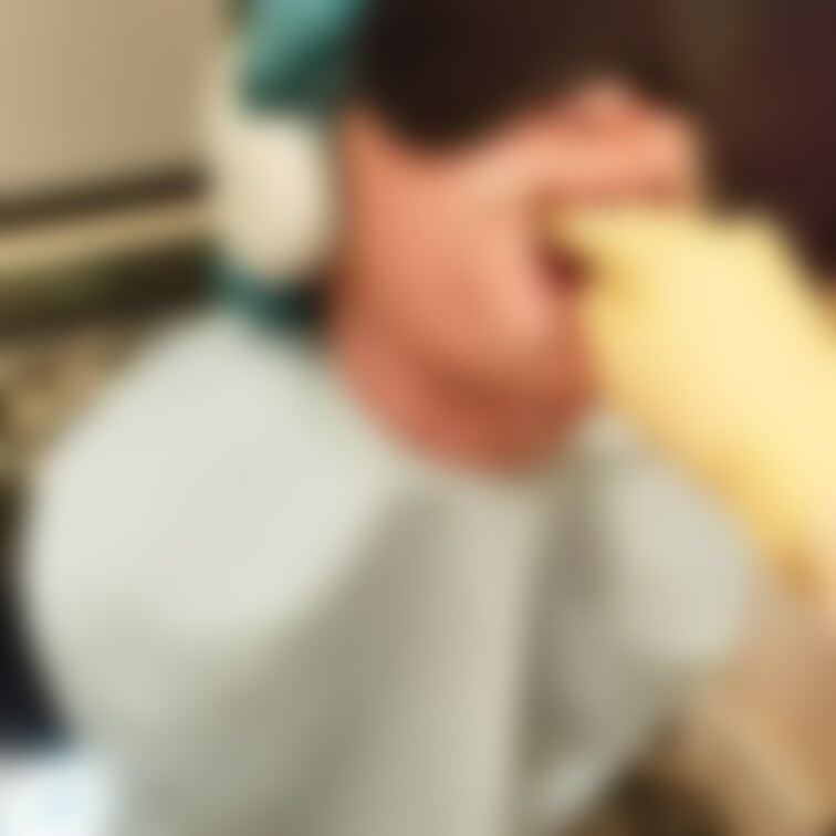 ゴム手袋で口マンコをクチュクチュ💓

ヘッドホンからはエアタービンの音が流れています。