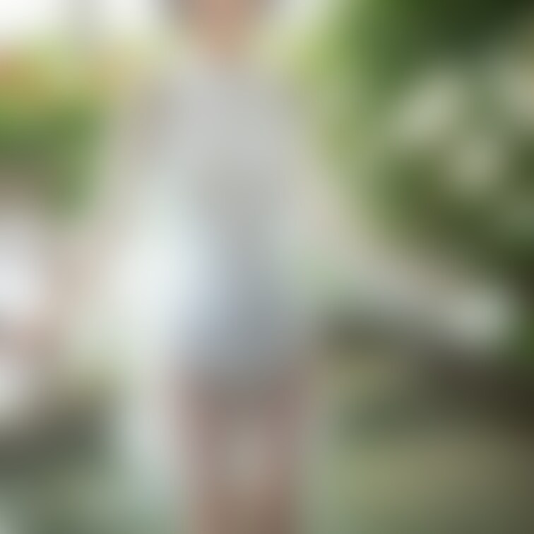 おねえさんと白い花