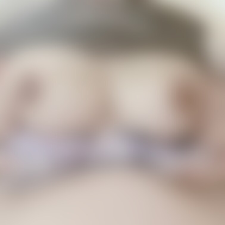 両手でむぎゅ