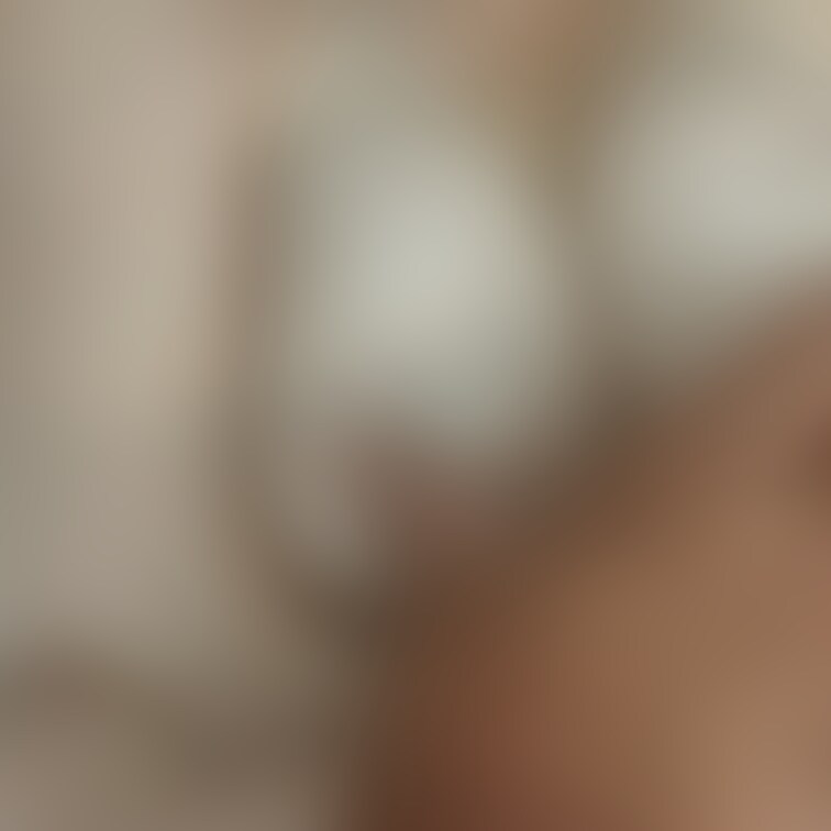 ヌルヌルした巨乳を
自分で揉ませる