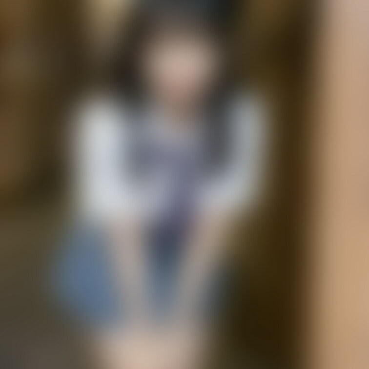 倉庫と女の子です。
関連性のない背景にしてみました。