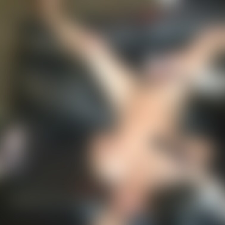 🎀新妻○○○

素人の新妻をソファに逆さまに縛ばりあげ、足を広げさせて固定しバイブと電マで責めてます。(16:08)