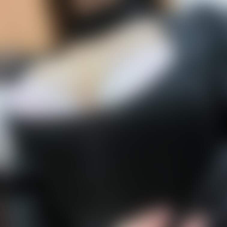服からはみ出る