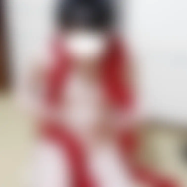 弥生の全裸パーティー兼公開撮影での一コマ。パーティーモールで大事な部分を隠したところです。いかにもパーティーらしい雰囲気