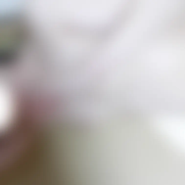 弥生の全裸パーティー兼公開撮影での一コマ。セクシーポーズ撮影も一般参加男性の前でやります。基本ノリノリで応じてくれます。