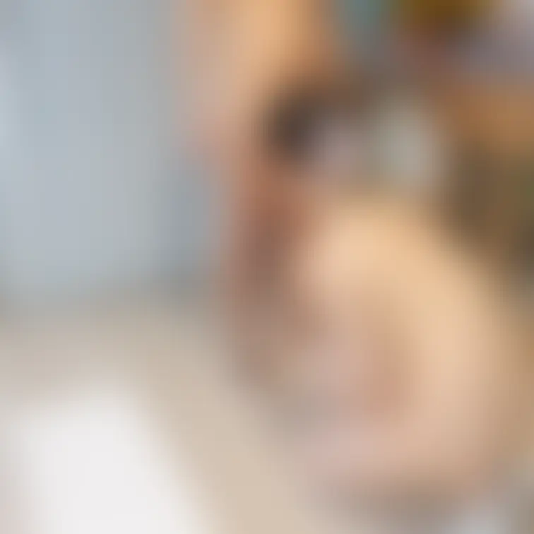 りこの全裸パーティー兼公開撮影。フルチン男性を筆でくすぐってますが、どう見てもフェラしてるように見えますね。

美乳