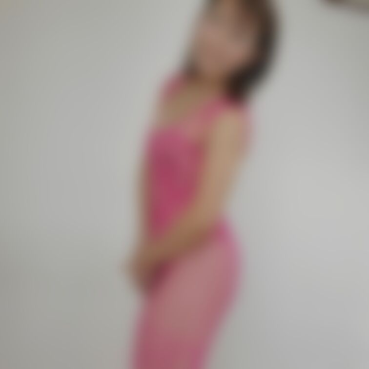 ✨お着替え動画✨
黒のセクシーランジェリーを脱いで
ピンクの編みタイツ姿に変身！

明るい色の衣装を身に纏うと