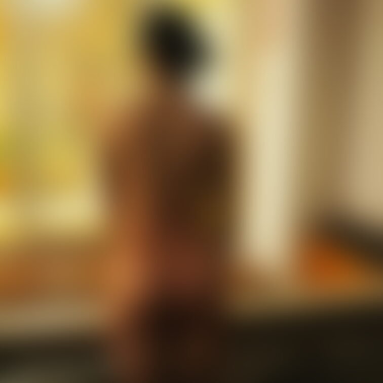 伊豆で初めて撮ったYさんのヌードです。全裸後ろ向きで全身が写ってます。