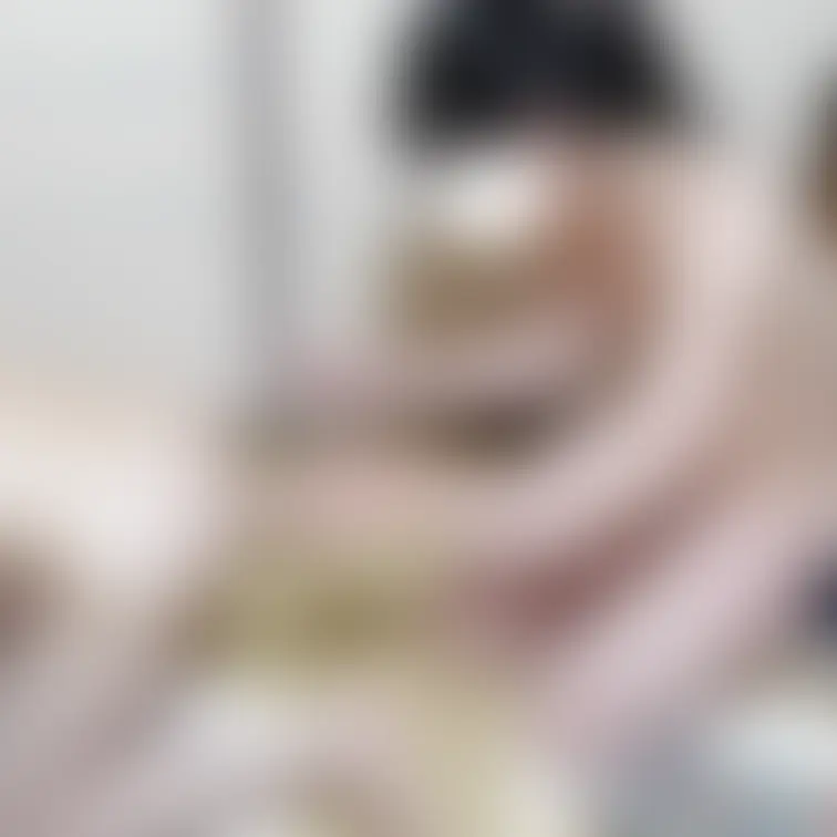 弥生の全裸パーティー兼公開撮影での一コマ。四つん這いになった男性の体をマジマジと観察してます。こういう見たり見られたりも