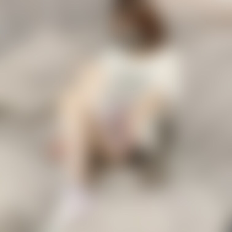 [SNS過去投稿] 2枚
①可愛い足に、可愛い靴下に、
とっても贅沢な画像じゃない？🐝🤭笑
②なんか思ったように撮