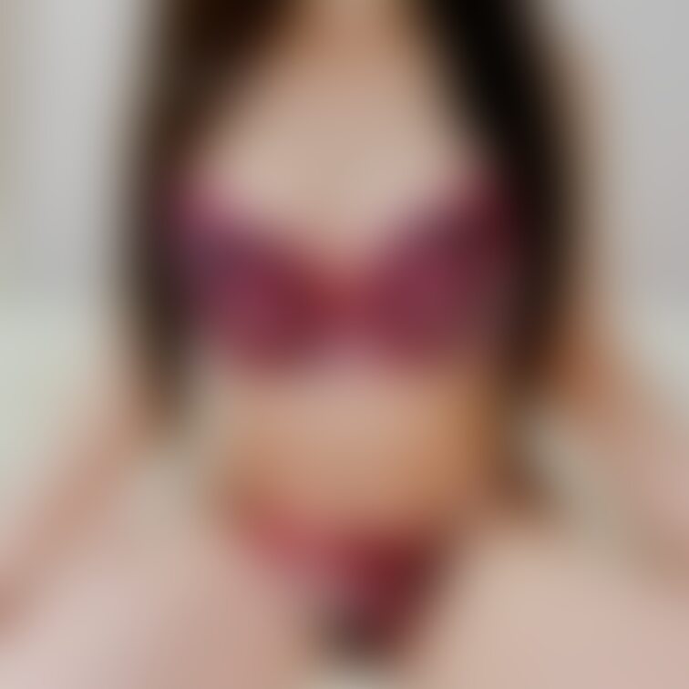 寝起き🥱📸
やっぱり暑くて眠れないから昨日も下着で寝ました🫠

おはよー💕
火曜日…
あっ！ゴミ出さなきゃ💦
