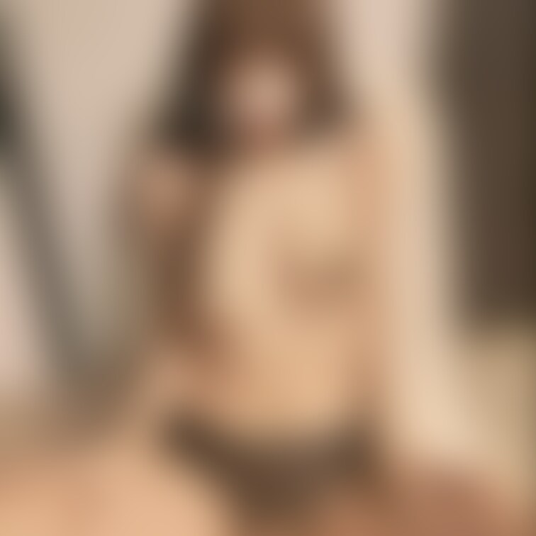 奥さんのおっぱい丸出し写真3枚です😍
このオマタの感じが大好きなのですが、みなさん分かってもらえるでしょうか？
みん