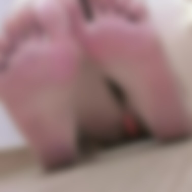 素足の足裏と股間をチラリ