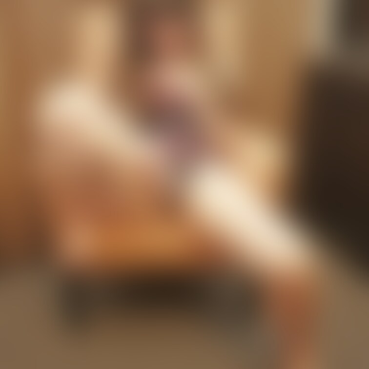 見られながらのオナニーでどんどんHな表情に変わるイロハちゃん。パンツをまくると濡れ濡れのエロ女子大生です。