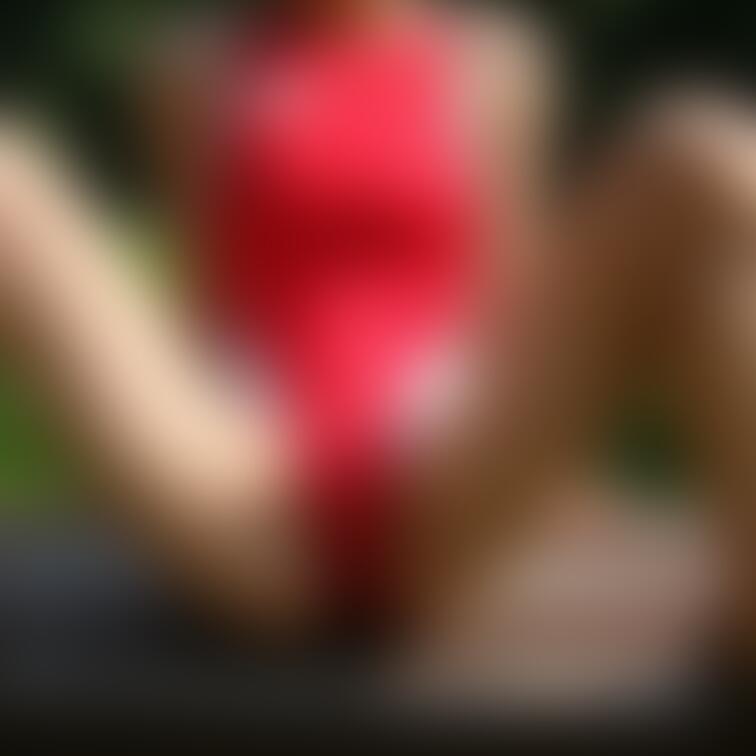 赤いハイレグ競泳水着で野外撮影してきました。その５

肌に張り付くようなキツイ着心地の競泳水着を着るだけでMっ気のあ