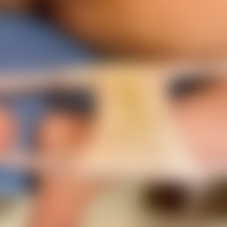 ○○○呑んでる女の子のパンツ下ろしてみました。染み込んでます。アンモニア臭。