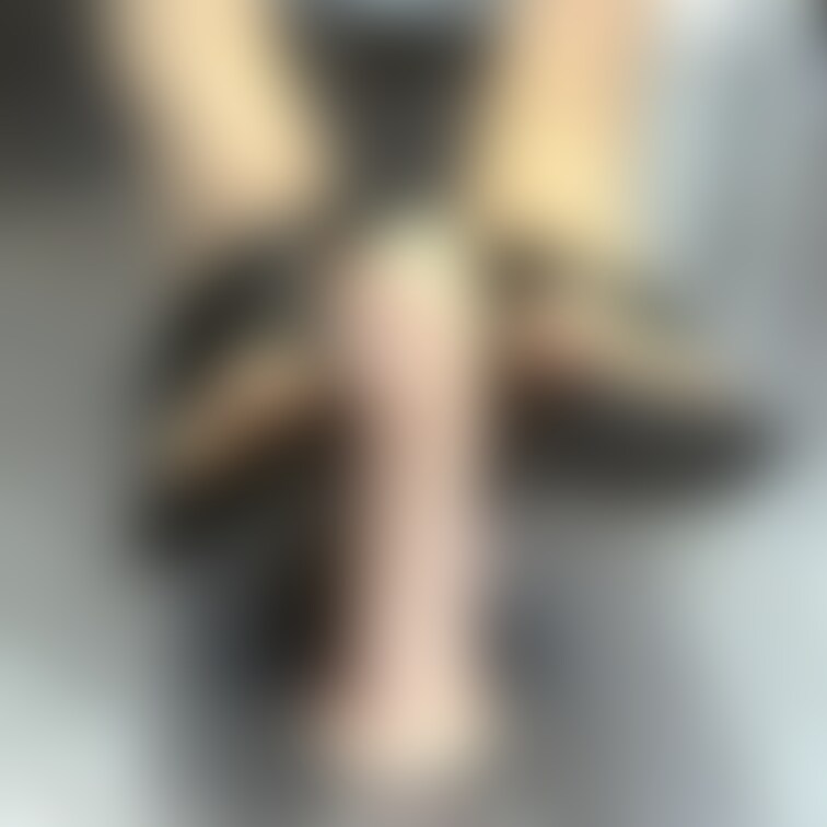 ミニ丈のニットワンピースでのディルド足コキのドアップ版写真です。先日「脚」も良く見えるように縦型の構図でディルドを足コキ