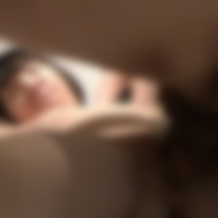ピンク乳首のつるペタ貧乳少女のちっちゃいパイパンマンコを容赦なくゴン突き！股の間から挿入部と快感に我を忘れる○○○少女の