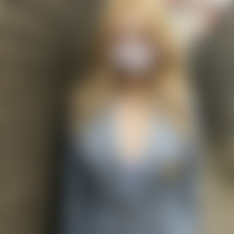初投稿は金髪スーツの女の子から！
露出したわけではないですが、ハリのあるおっぱいですね〜