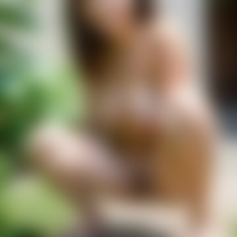 美女が笑顔で全裸開脚おしっこ♡