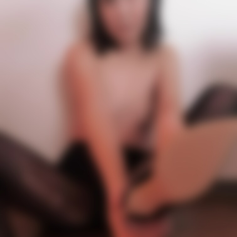 大胆な格好で
パンスト脱いじゃうよ

ノーパンだけど
大丈夫？？？

今まで
ずっと自撮りでの投稿だったけ