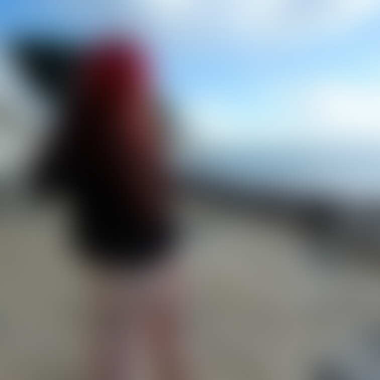 海に向かってお尻丸出しポーズです。
