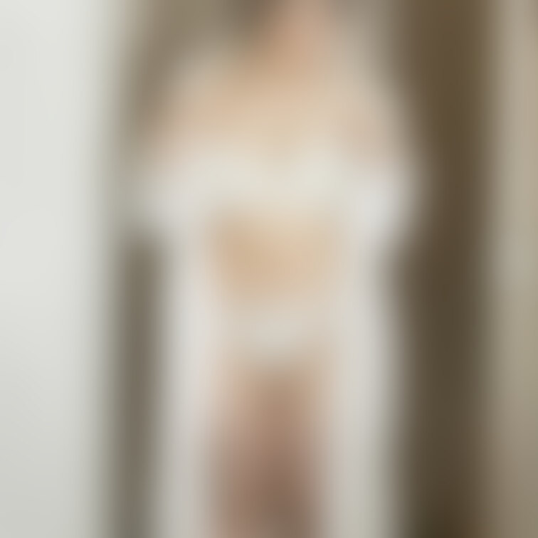 たくさんの♥ありがとうございます。
１枚脱ぎますね。もっと見たいですか？
♥でリクエストしてください