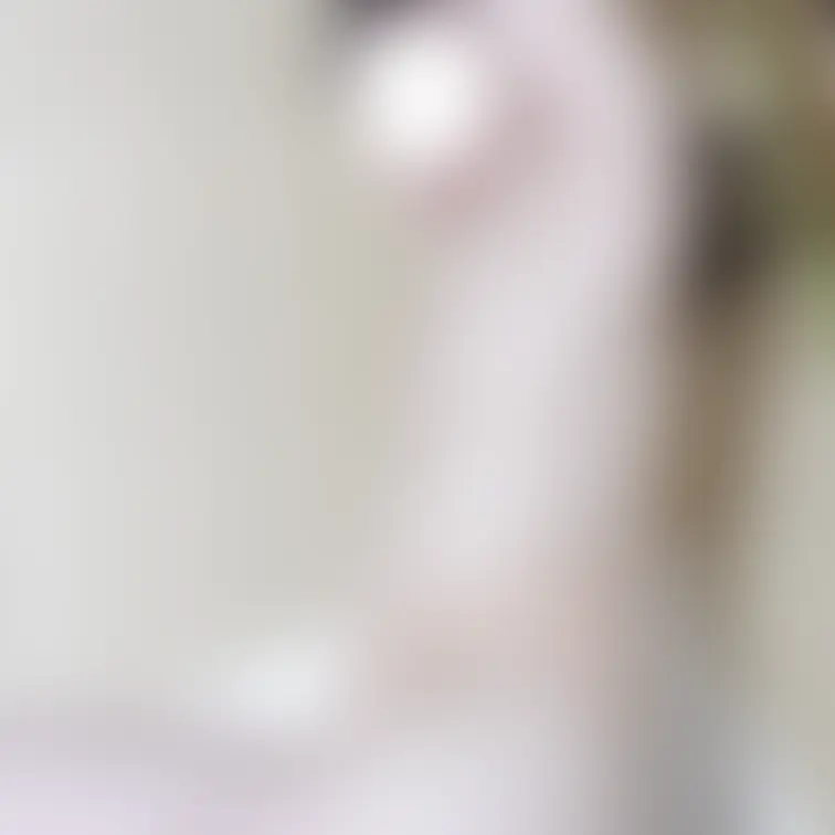 弥生の全裸パーティー兼公開撮影での一コマ。みんなの前でグラビア撮影。ヌードでいろんなポーズとってもらったので、現場では丸