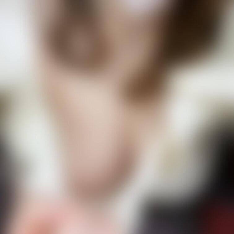 お休みの日に、ノーブラで出歩いてしまい、
電車でちくびを丸出しにしちゃいました…

男性方にチラチラ見られて
悶