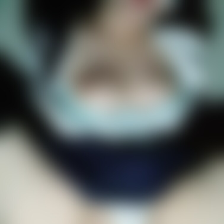 セーラー服で露出とTバックでお尻の画像♡