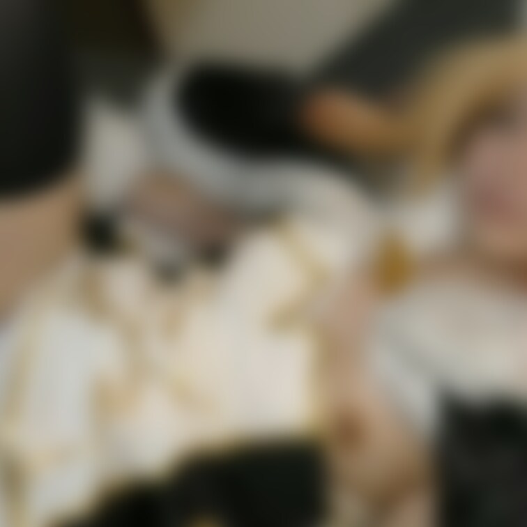 （衣装：♀ハイウィザード）本格的な着エロ5
青っぽい可愛い下着と、魅了されるふとももが素敵 (1/2)