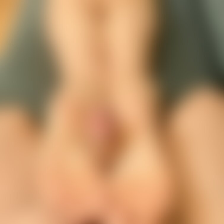 紐Tバックで足コキ。ギュッとちんぽを挟み込む足裏がたまりません。