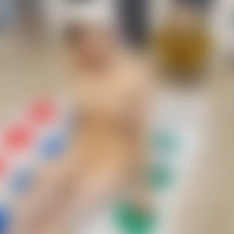 りこの豪邸全裸パーティーでの一コマ。マットの上でセクシーイメージ撮影。他の参加者もいて和気あいあいとした一日でした。
