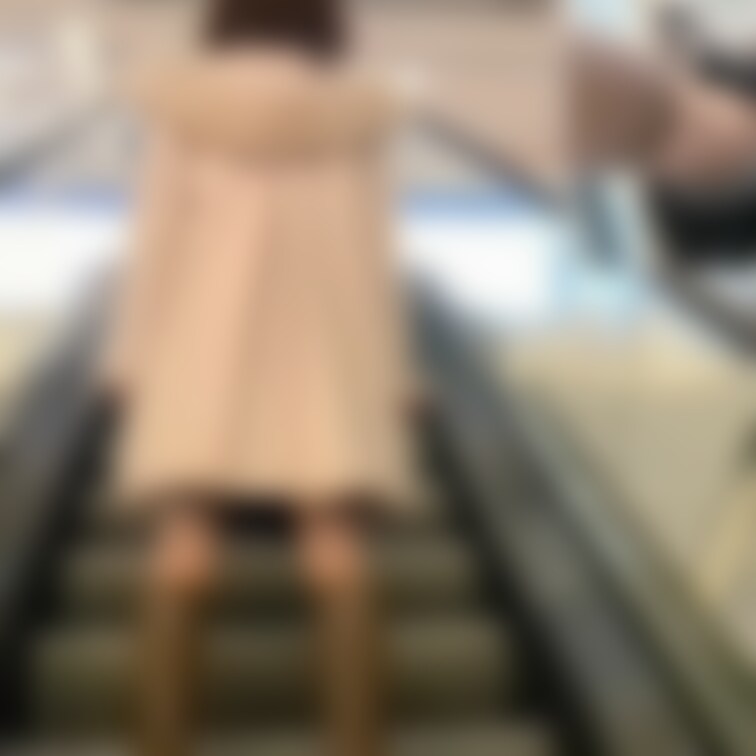 人妻パンチラ散歩〜北欧の家具屋編〜