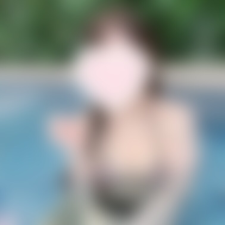 【ほぼ顔出し】
プールにえっちなビキニで行くのはセーフですか?💖