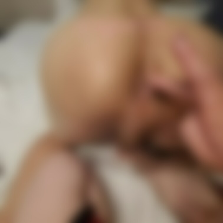お客様とのプレイの様子🤫※了承済み
バックの時も足の振動と指の小さな動きで刺激を与えます🤭
指入れしながら足で乳首を