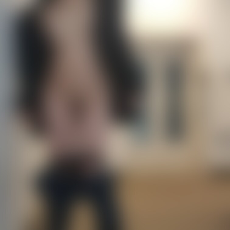 エレベーター前でぬぎぬぎ🥰