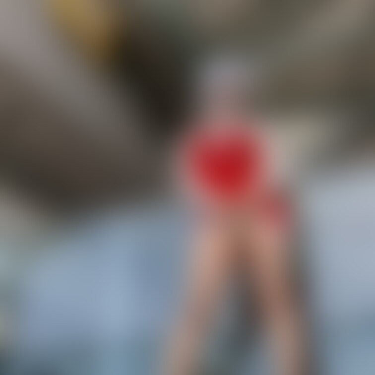 下から撮るとパンツ見えちゃいます〜!!
それとこのドレスSサイズでムチムチしててそれもなんだかムラムラしました😳